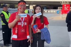 13年注册🤩刘畅&吴桐现场采访忠实吧友：坐20小时硬座来看国足