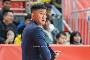 杜锋：季后赛只能注册四个外援 吉伦沃特膝伤还没好 盼他早日康复