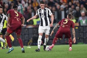 米体：米兰内部有个疯狂的想法，考虑同时签下弗拉霍维奇和霍伊伦