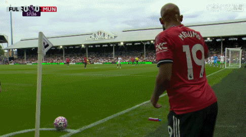 曼联赛季首球！姆伯莫角球机会，约罗造穆尼斯乌龙，曼联1-0领先