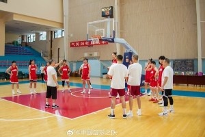 中国女篮结束第一周夏训 张子宇因为高原反应比较大还在逐渐适应