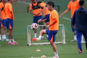 今晚山东泰山队在基地内进行了与北京国安队的赛前官方训练