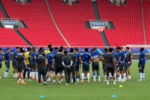 记者：吴曦、谢鹏飞未参加合练，明天对阵三镇出场可能性不大