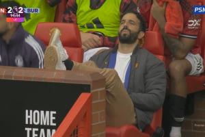 阿莫林表情变化一览：B费罚点前-😣，B费罚进绝杀点球-😑