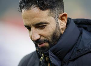 镜报：曼联担心阿莫林辞职，一些球员对教练坚持三后卫体系失望