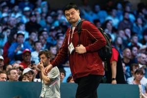 杨毅：之前说姚明被架空 现在又说他被摘桃子 这么说的人都没脑仁