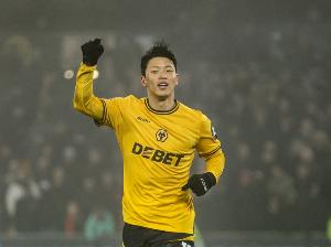 记者：尽管狼队买了前锋&留下拉尔森，但水晶宫签黄喜灿仍很渺茫