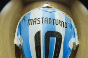 传承！18岁马斯坦托诺今日将身穿阿根廷10号球衣