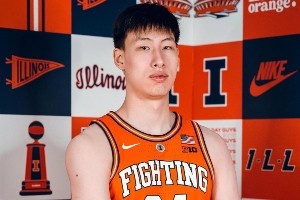 郇斯楠晒伊利诺伊大学访校定妆照：很开心能带上国旗拍照