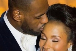 詹姆斯母亲晒照：祝我的儿子儿媳结婚纪念日快乐 我为你们祈福