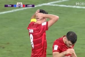 错失良机！周定洋门前近距离包抄打门偏出，抱头十分懊恼