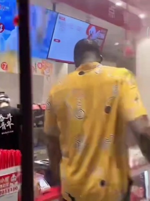 追梦也是好起来了~追梦中国行带妻子品尝蜜雪冰城 今晚打百分大战