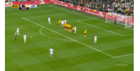 这球漂亮！斯塔赫任意球直挂十分角，利兹联2-1反超狼队