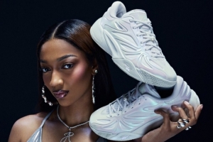 里斯谈签名鞋大卖：已经泪流满面了！感谢人们对我的支持！