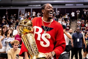 凯旋！杰伦-威廉姆斯带着总冠军奖杯重返母校！