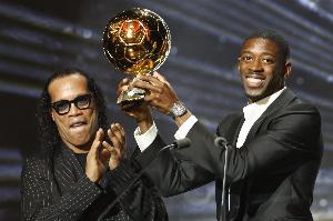 队报：登贝莱在巴黎一餐厅庆祝夺金球奖，他的手几乎没松开过奖杯