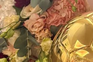 颁奖典礼未见身影！登贝莱妻子INS晒出一束鲜花和金球奖奖杯