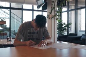 再次追梦的起点！曾凡博和篮网签约Exhibit 10合同视频瞬间！