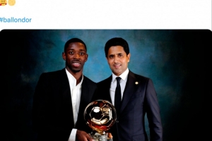 巴黎荣耀时刻！巴黎社媒：登贝莱手持金球与纳赛尔合影🥰🌕