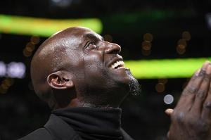 9年前的今天：“狼王”凯文-加内特宣布退役 结束21年职业生涯