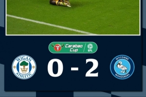 这集看过！联赛杯边裁在维冈主场受伤，去年一位主裁也在这受伤