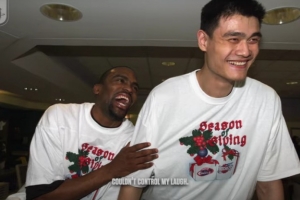 老猫莫布里：姚明太幽默了 每次和他坐一起我都忍不住笑喷