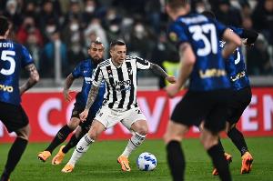 贝斯基：梅西像是神，但C罗做到了梅西没做到的事，他改变了足球