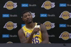 斯玛特：我不在意首发与否 不用再费劲防守詹姆斯感觉很棒