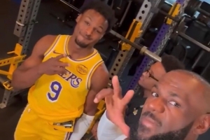 湖人官方晒全队集体自拍向球迷问好：我们回来啦！