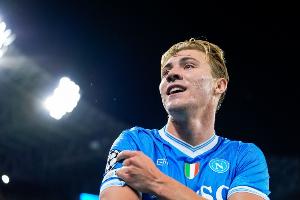 如鱼得水！丹麦主帅：霍伊伦在那不勒斯非常棒，队友都乐于帮助他