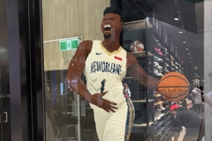 影响还在！墨尔本NBA球迷商店惊险现安真人大小乐高模型！