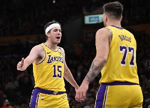 里夫斯：东契奇训练时单脚投10米远三分还差点进 那太离谱了