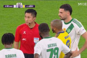 😤前皇马球员何塞卢不断抗议，马宁解释无果怒吼“get out”！