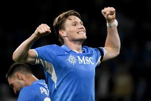 意天空：那不勒斯本轮欧冠麦克托米奈有望首发，霍伊伦继续缺席