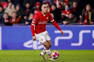 严守规则！埃因霍温主帅：德斯特今天迟到，因此没有在欧冠首发