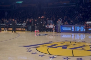 这手感逆天了！东契奇离三分线一米远 投进对面筐超远三分还空心