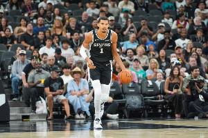 砍下24分15板！记者：文班亚马也太恐怖了 今年马刺比赛很吸睛啊