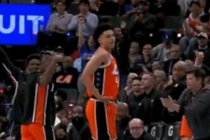 乔丹助攻科比😂乔丹·米勒突破分球科比·桑德斯三分 打停掘金