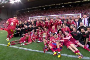 荣耀时刻的定格！利物浦英超夺冠全体大合照！