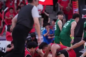 这就是篮球！上交吴泽昊压哨绝杀这一刻💥全场沸腾疯狂庆祝！！