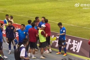 大连鲲城输球赛后球员和球迷对骂，队友赶忙捂嘴制止