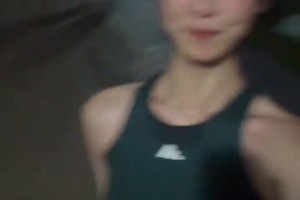 笑容好甜😋！卓识晒夜跑视频：小小夜跑一下