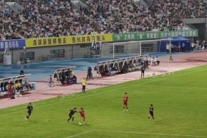 现场实拍苏超1v6破门！网友：国足球员可以进这种球吗？