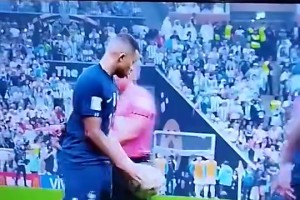 动作真脏啊😅世界杯决赛罚点球时大马丁顶顶姆巴佩的脸~