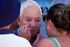 白发人送黑发人💔！若塔祖父在守灵仪式上眼眶通红