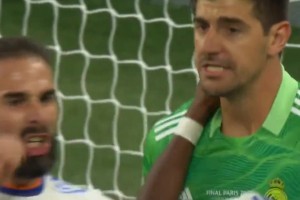 后防大爹！这一场的库尔图瓦，扑到场边的克洛普都飙脏话了！