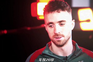 太难了😭他上一秒还在庆祝冠军，还在和青梅竹马举行婚礼......