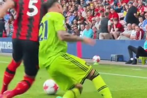 这可能就是安东尼无法立足英超的原因，一上身体就过不去了......