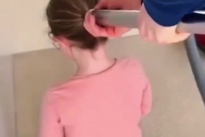 也是个女儿奴🤣奶爸菜万借助吸尘器给女儿扎头发！