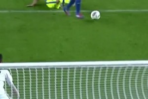 他们太有默契了！巴萨：这是一次计算到厘米级的配合！